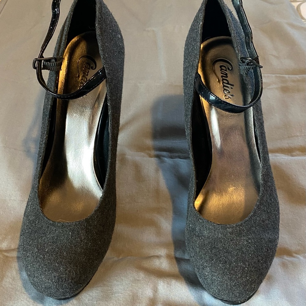 Candie’s 8.5 Grey & Black Fabric Platform Heels